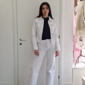Jeans a palazzo con gioielli